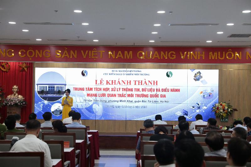Nguoi dan kiem tra thong tin chat luong khong khi hang ngay tu tram quan trac